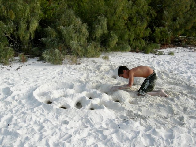 29- Bastien retrouve les joies des chateaux de sable 